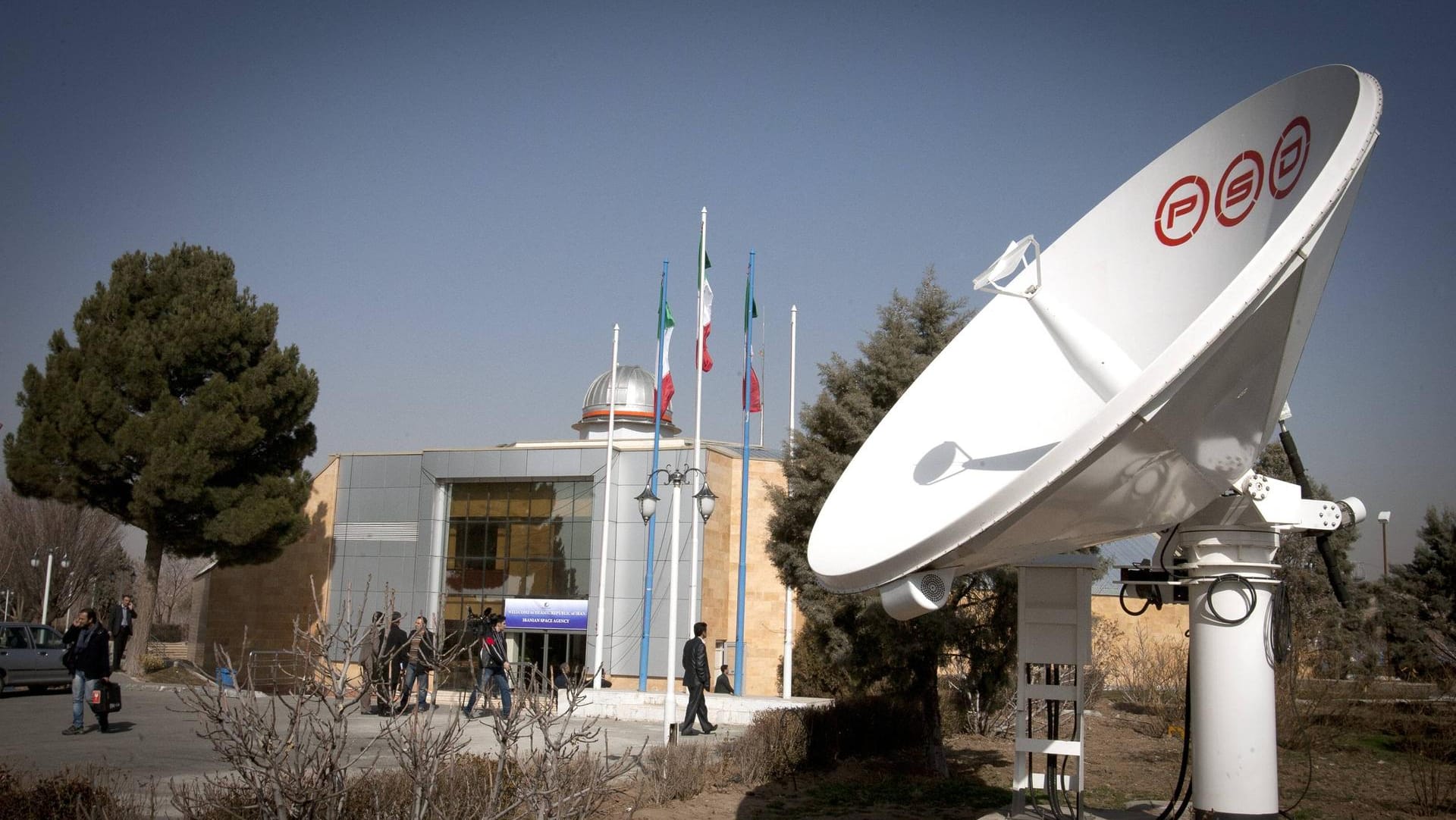 Westlich von Teheran befindet sich eine Satelliten-Zentrale: Der Iran hat eine Militärrakete in die Umlaufbahn geschickt. Westlich von Teheran befindet sich eine Satelliten-Zentrale: Der Iran hat eine Militärrakete in die Umlaufbahn geschickt.