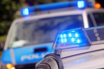 Zwei Einsatzwagen der Polizei NRW (Symbolbild): In Dortmund hat ein Autofahrer die Kontrolle über seinen Wagen verloren.