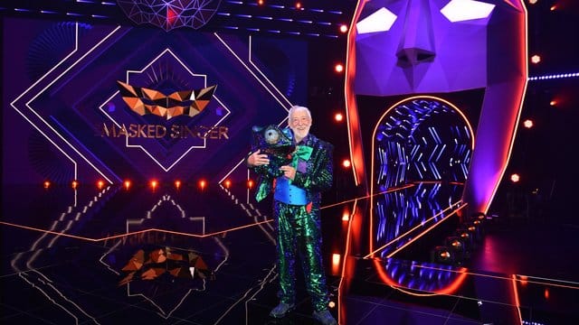 Dieter Hallervorden, Schauspieler und Komiker, steht als enttarnte Figur "Das Chamäleon" in der Prosieben-Show "The Masked Singer" auf der Bühne. Dieter Hallervorden, Schauspieler und Komiker, steht als enttarnte Figur "Das Chamäleon" in der Prosieben-Show "The Masked Singer" auf der Bühne.