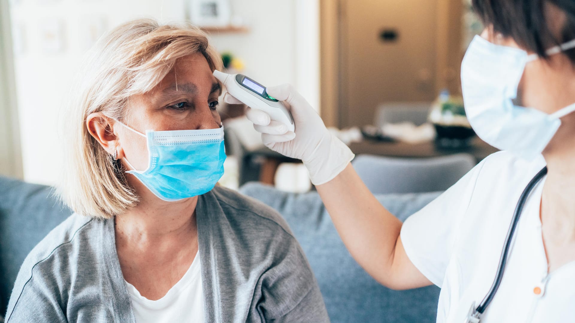 Arztbesuch: Viele Patienten schrecken in der Corona-Krise vor dem Gang zur Praxis zurück – doch zu viel Vorsicht kann ungesund sein.