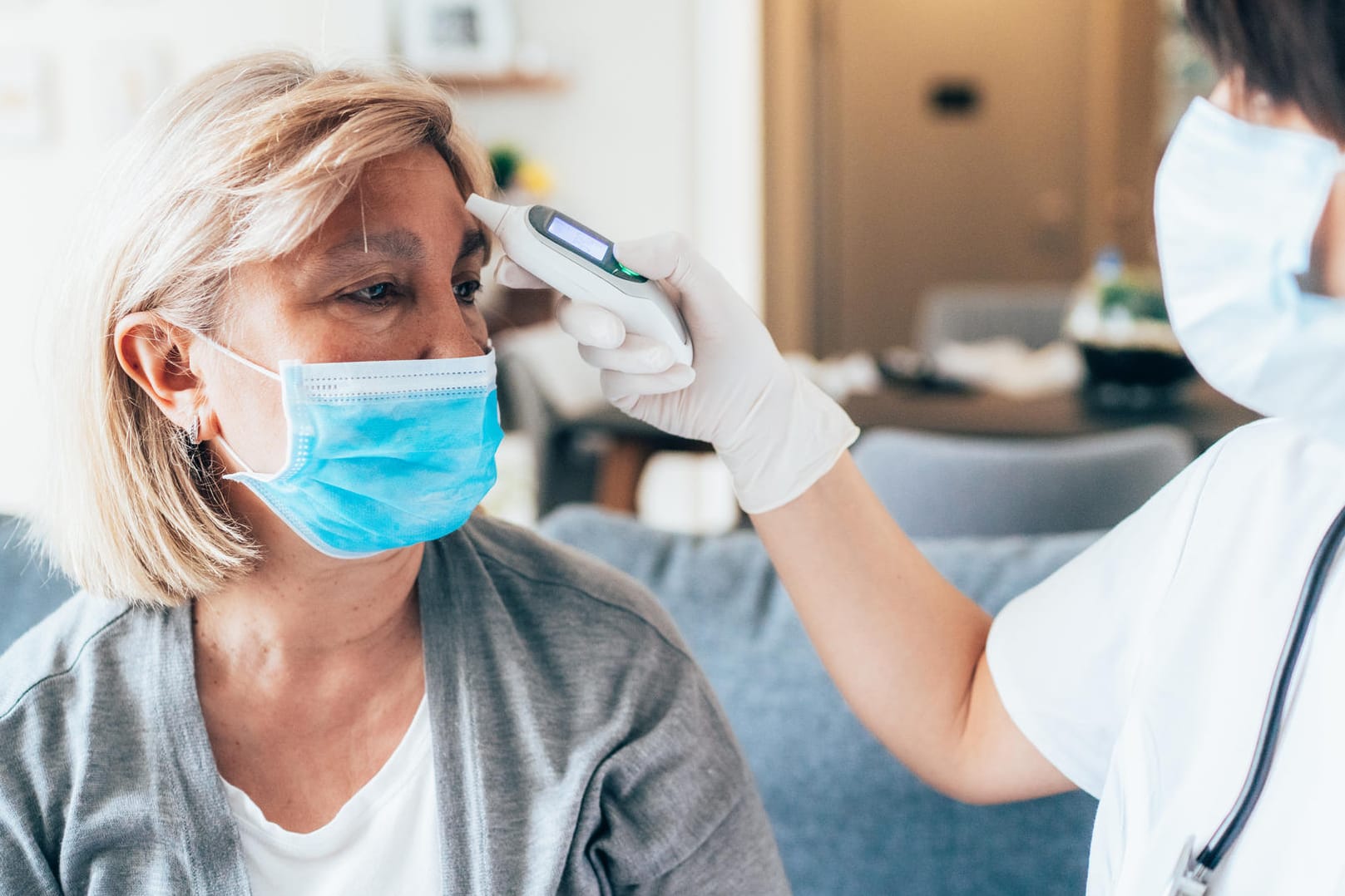 Arztbesuch: Viele Patienten schrecken in der Corona-Krise vor dem Gang zur Praxis zurück – doch zu viel Vorsicht kann ungesund sein.