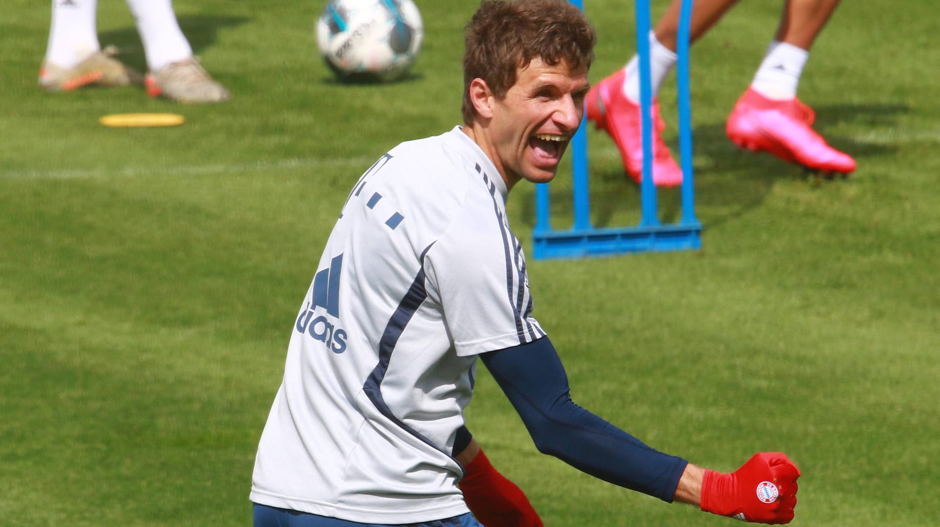 Trotz Corona-bedingt eingeschränktem Training: Thomas Müller sprüht bei den Übungen an der Säbener Straße vor Tatendrang.