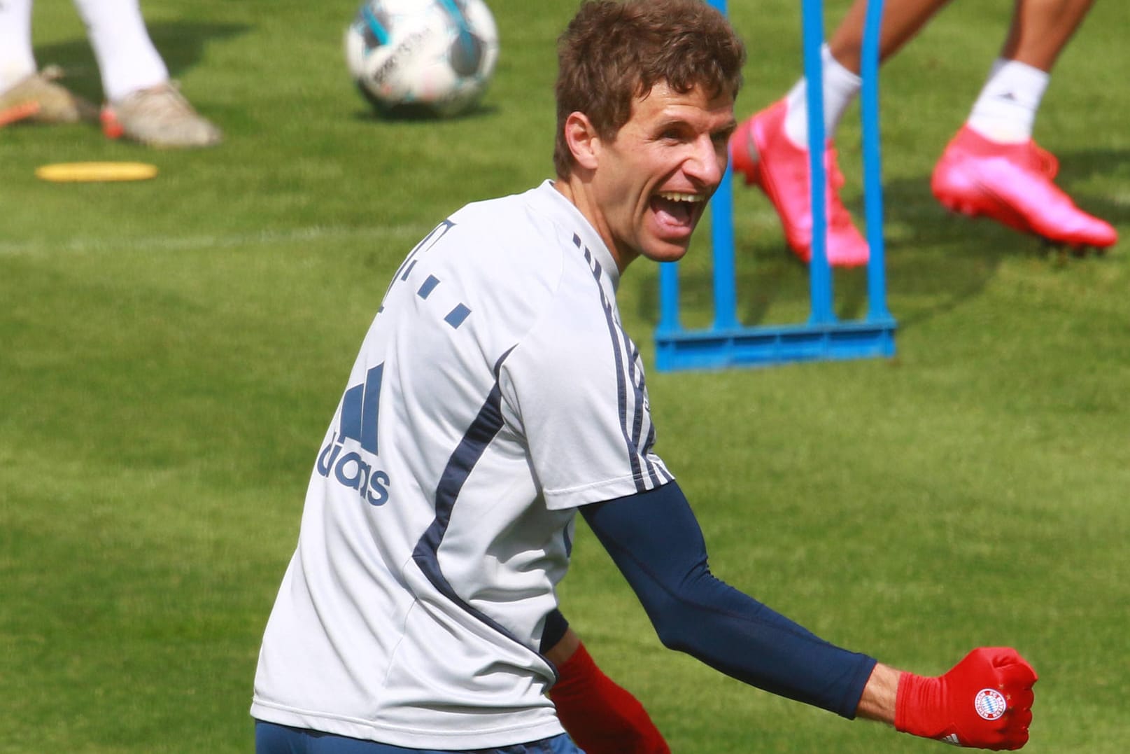 Trotz Corona-bedingt eingeschränktem Training: Thomas Müller sprüht bei den Übungen an der Säbener Straße vor Tatendrang.