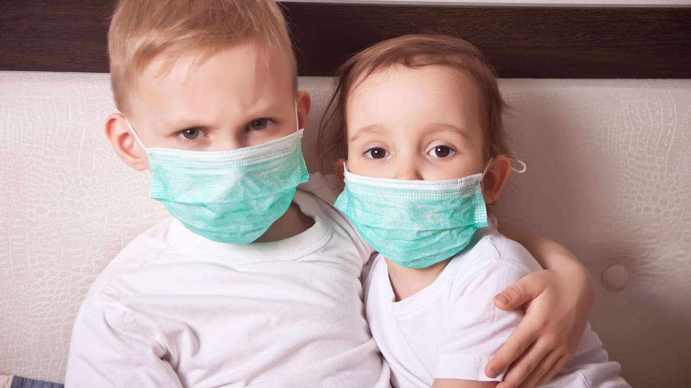 Kinder mit Mundschutz: Neue Studien zeigen, dass die Kleinsten möglicherweise weniger ansteckend sind als bisher gedacht.