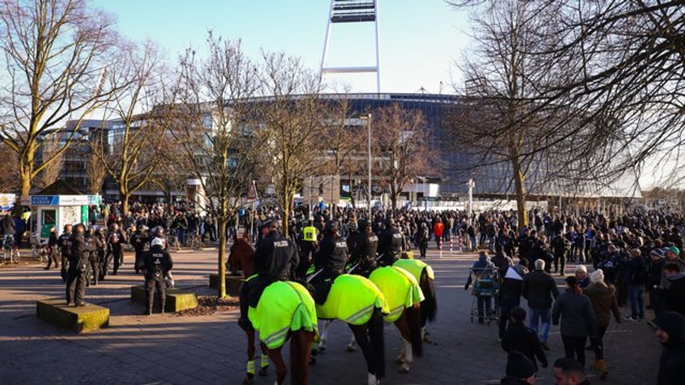 Bremens Innensenator befürchtet Fan-Ansammlungen vor den Stadien: Polizeikräfte sichern 2018 den Gästeblock am Weserstadion.