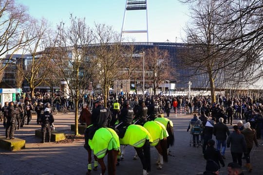 Bremens Innensenator befürchtet Fan-Ansammlungen vor den Stadien: Polizeikräfte sichern 2018 den Gästeblock am Weserstadion.