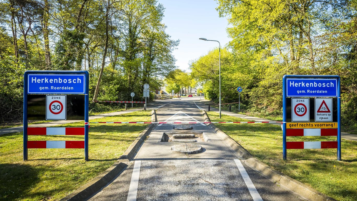 Einfahrt Herkenbosch: Das gesamte Dorf in der niederländischen Limburg wurde wegen des anhaltenden Rauchs evakuiert.