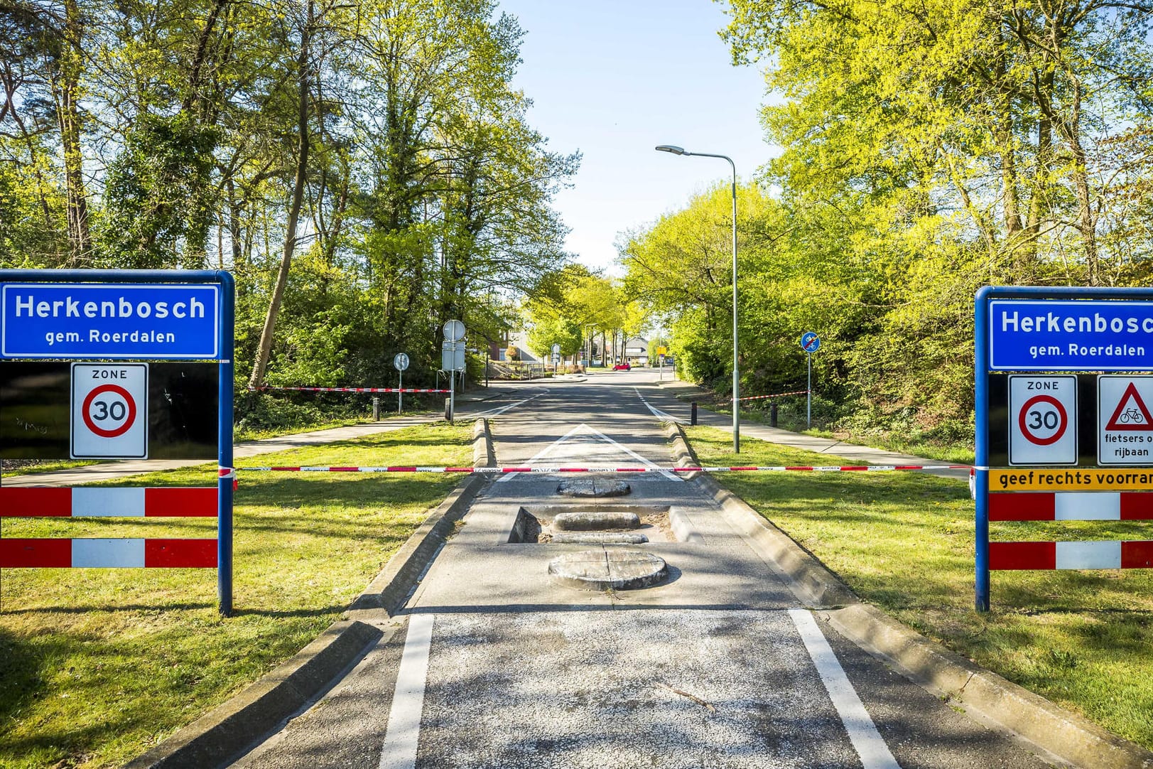 Einfahrt Herkenbosch: Das gesamte Dorf in der niederländischen Limburg wurde wegen des anhaltenden Rauchs evakuiert.