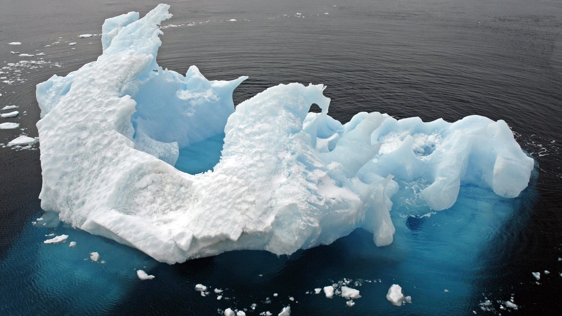 Eisscholle im Nordpolarmeer: Helles Eis reflektiert Licht und Wärme, während Meerwasser sie absorbiert.