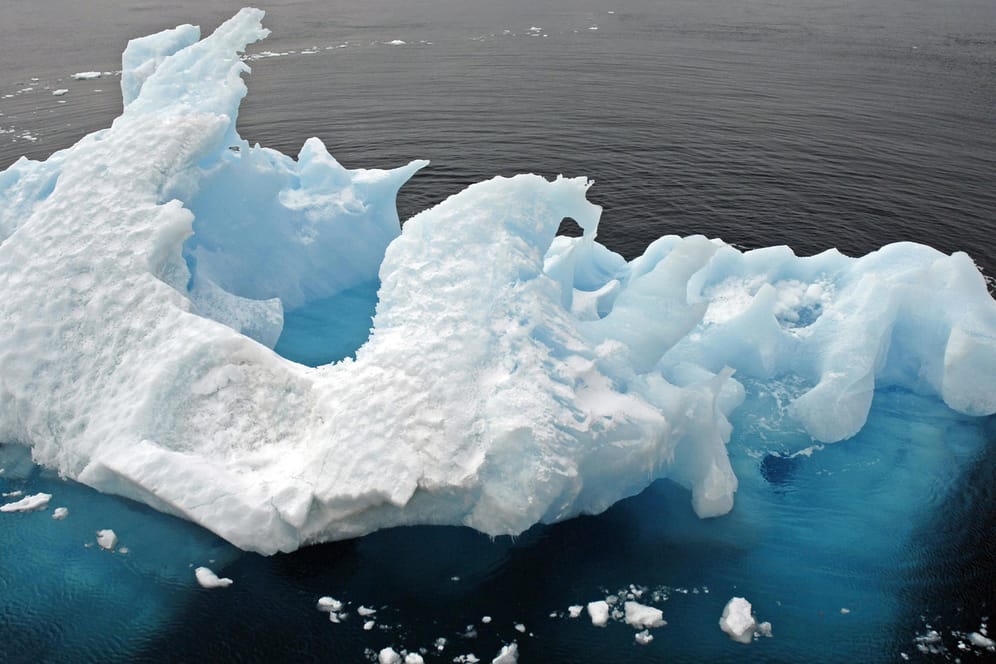 Eisscholle im Nordpolarmeer: Helles Eis reflektiert Licht und Wärme, während Meerwasser sie absorbiert.