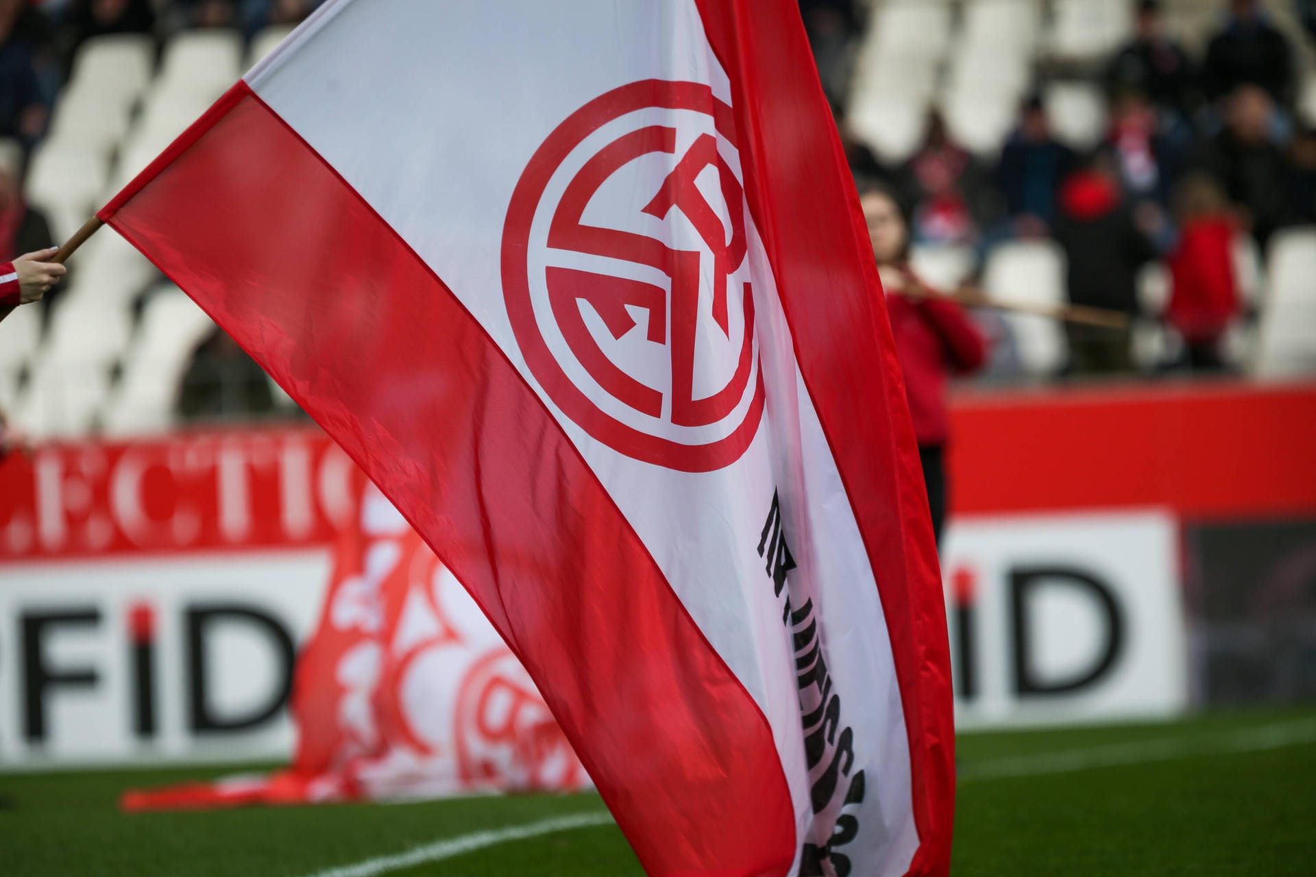 Eine Fahne des Regionalligisten Rot-Weiss-Essen: Aktuell steht RWE auf Platz 3 der Tabelle.