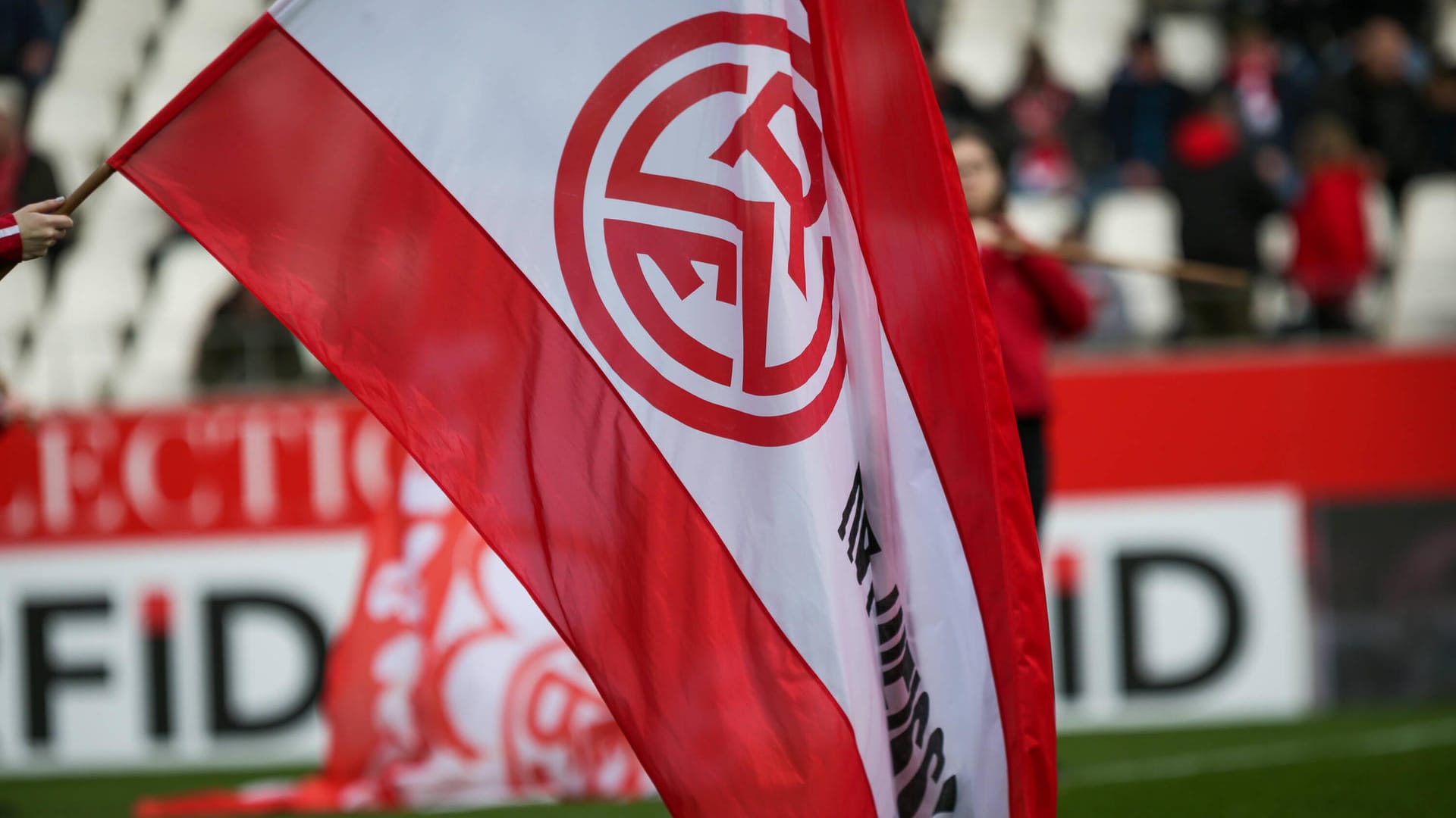 Eine Fahne des Regionalligisten Rot-Weiss-Essen: Aktuell steht RWE auf Platz 3 der Tabelle. Eine Fahne des Regionalligisten Rot-Weiss-Essen: Aktuell steht RWE auf Platz 3 der Tabelle.