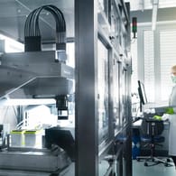 Eine Mitarbeiterin von Biontech im Labor: Ein erster Impfstoff gegen Covid-19 wird in Deutschland klinisch geprüft.