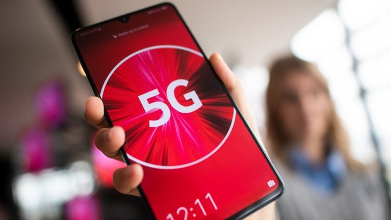 Ein Smartphone mit der Aufschrift 5G: Vodafone will den neuen Mobilfunkstandard auch auf dem Land ausbauen.