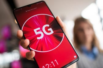 Ein Smartphone mit der Aufschrift 5G: Vodafone will den neuen Mobilfunkstandard auch auf dem Land ausbauen.