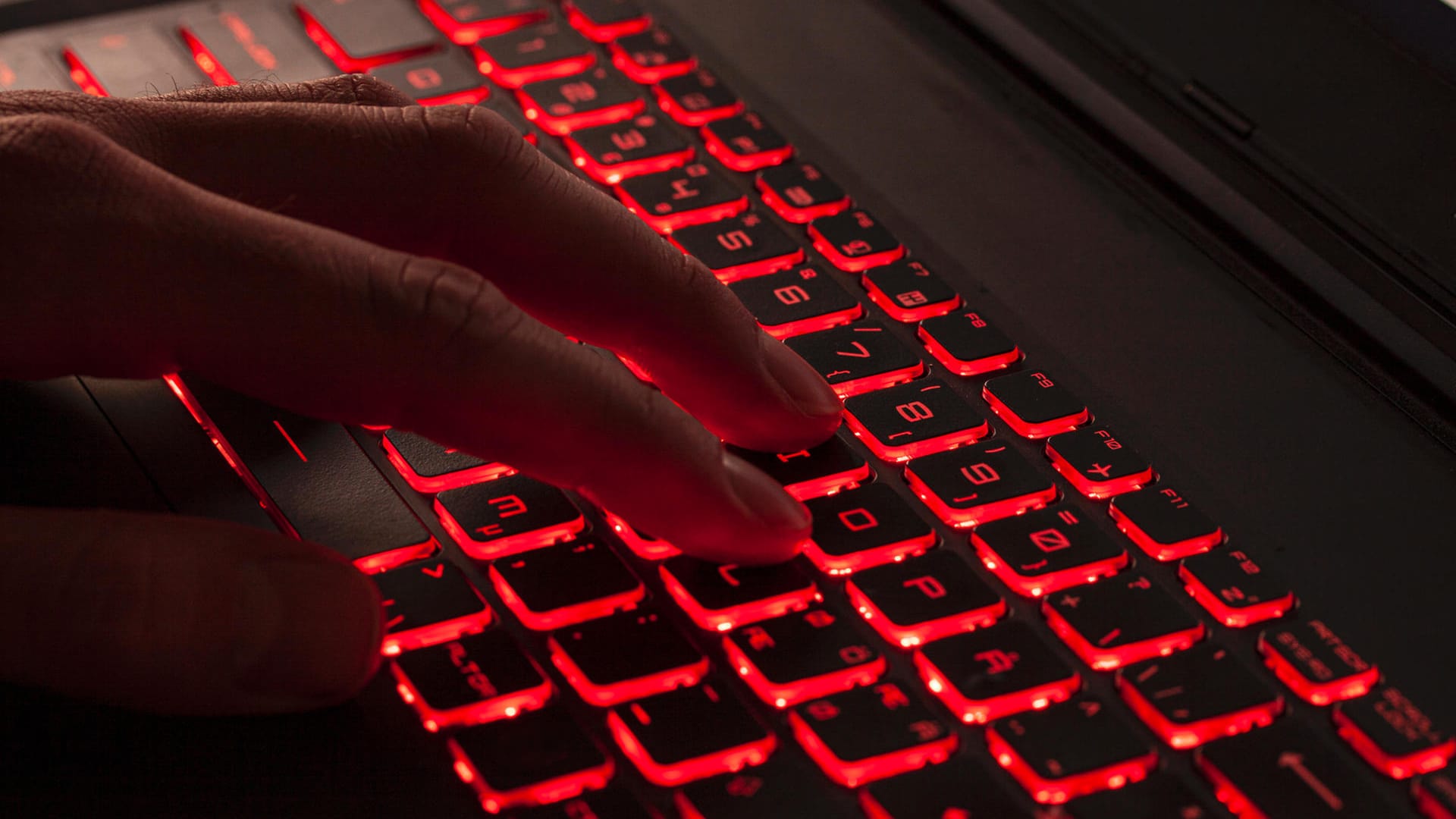 Eine Hand an einer Tastatur (Symbolbild): Das LKA warnt vor falschen Corona-Bußgeldbescheiden. Eine Hand an einer Tastatur (Symbolbild): Das LKA warnt vor falschen Corona-Bußgeldbescheiden.