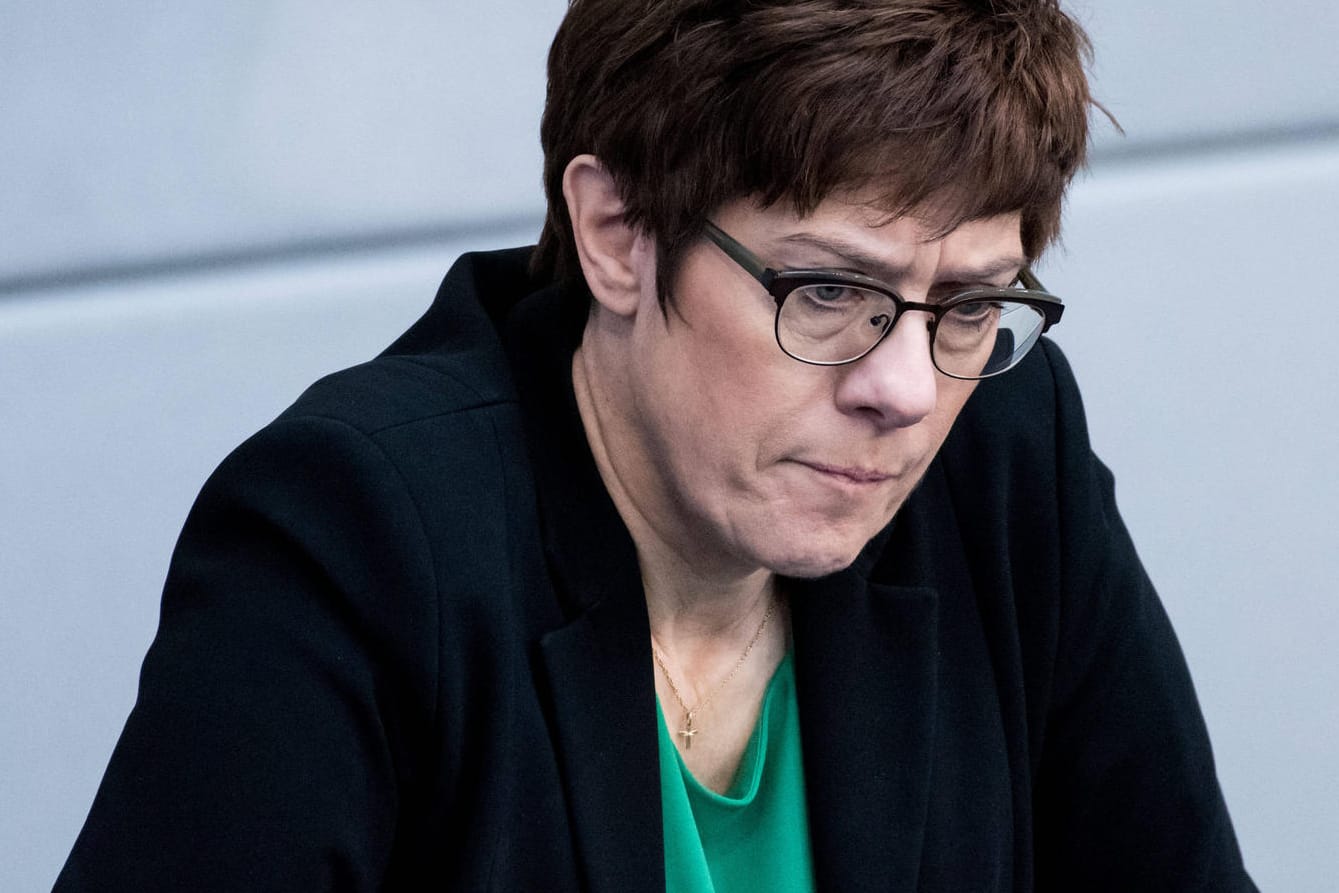 Annegret Kramp-Karrenbauer: Die Flotte der Luftwaffe ist in die Jahre gekommen, neue Jets sollen her. Hat sich die Verteidigungsministerin an die Regeln gehalten? Sie sagt ja.