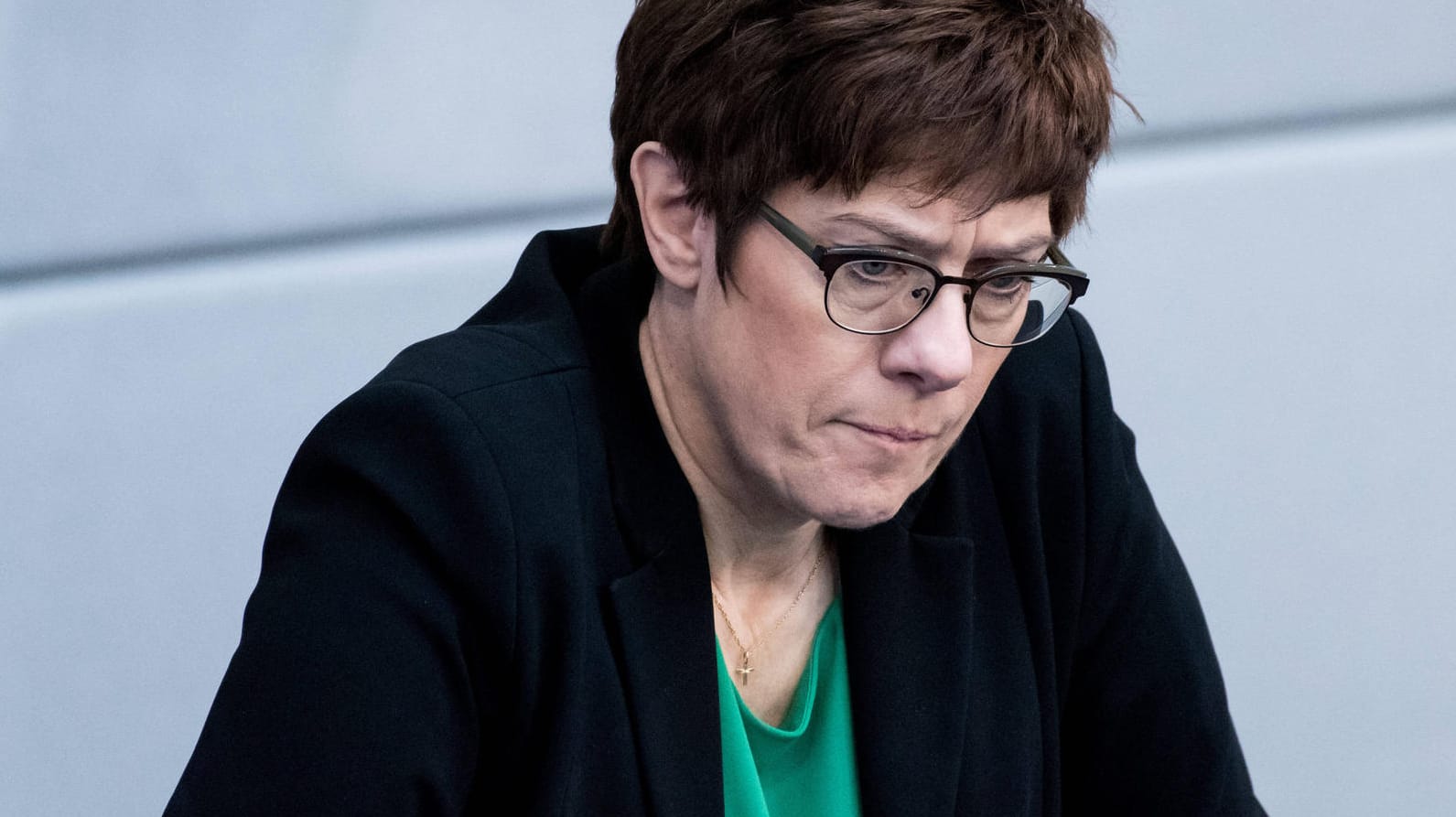 Annegret Kramp-Karrenbauer: Die Flotte der Luftwaffe ist in die Jahre gekommen, neue Jets sollen her. Hat sich die Verteidigungsministerin an die Regeln gehalten? Sie sagt ja.