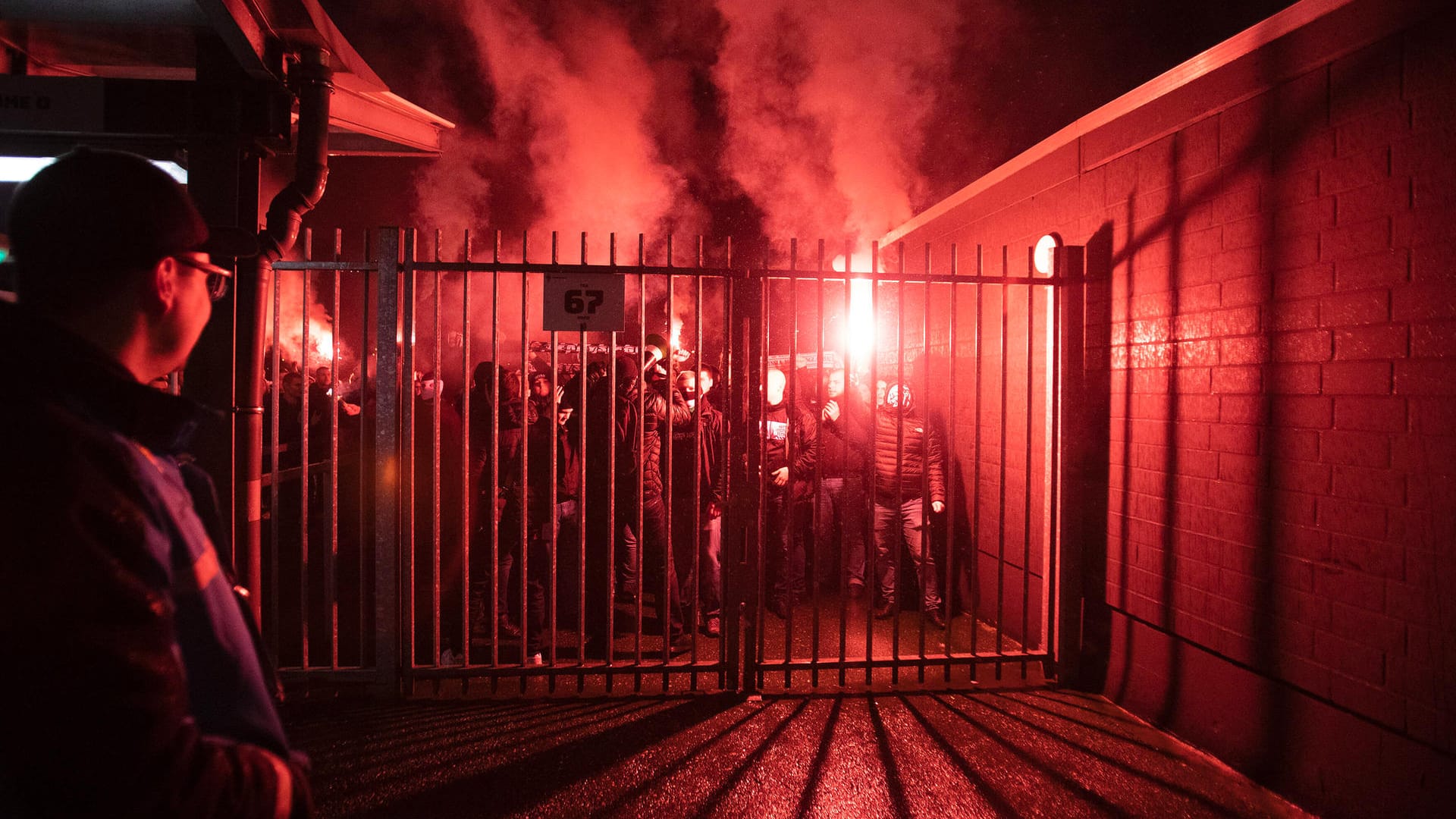 Gladbach-Fans feiern nach dem Derbysieg: Eigentlich war die Partie das erste Geisterspiel der Bundesligageschichte.