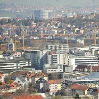 Blick auf Stuttgart (Symbolbild): So investieren Sie mit einem offenen Immobilienfonds in Bürokomplexe und Wohnhäuser.