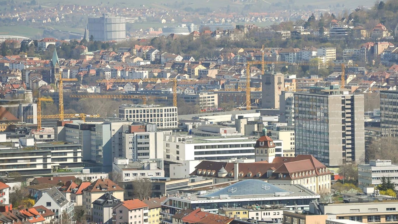 Blick auf Stuttgart (Symbolbild): So investieren Sie mit einem offenen Immobilienfonds in Bürokomplexe und Wohnhäuser.