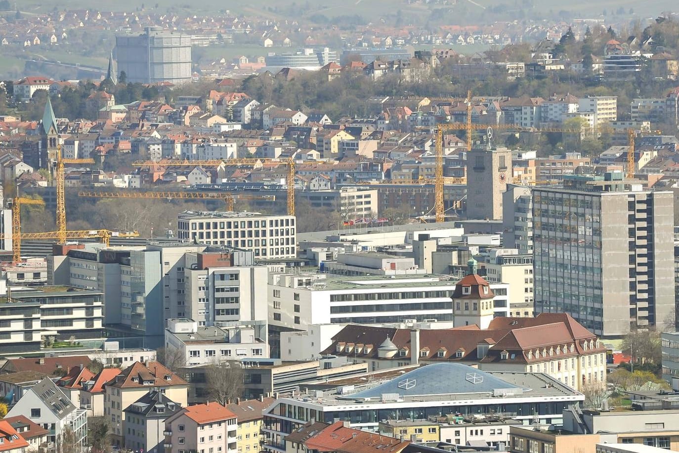 Blick auf Stuttgart (Symbolbild): So investieren Sie mit einem offenen Immobilienfonds in Bürokomplexe und Wohnhäuser.