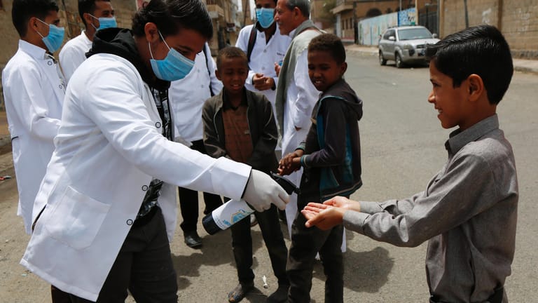 Jemen: In der Hauptstadt Sanaa desinfiziert medizinisches Personal die Hände von Kindern.