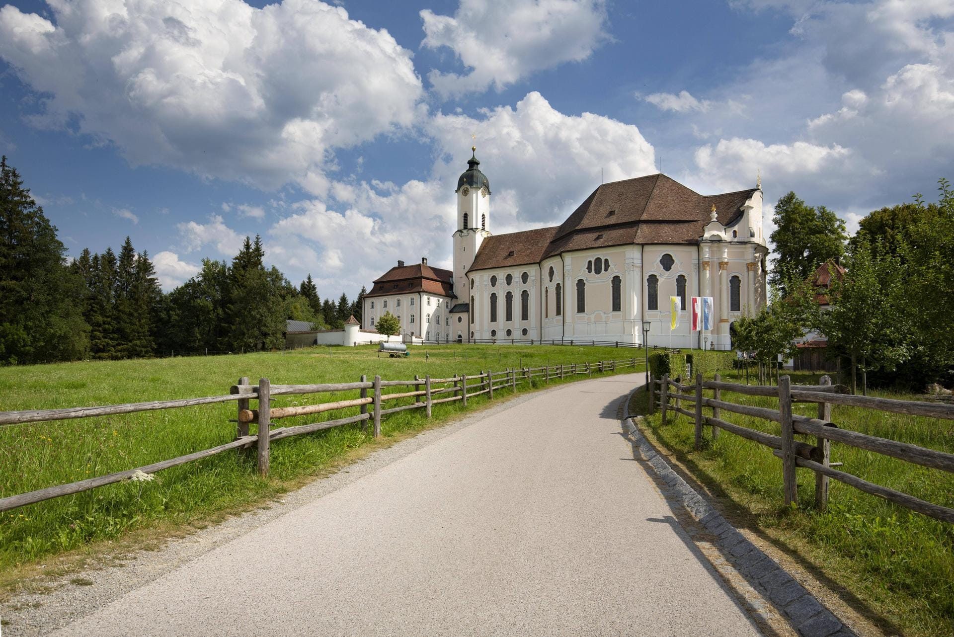 Wallfahrtskirche "Die Wies": Der vollständige Name des Gebäudes lautet "Wallfahrtskirche zum Gegeißelten Heiland auf der Wies".