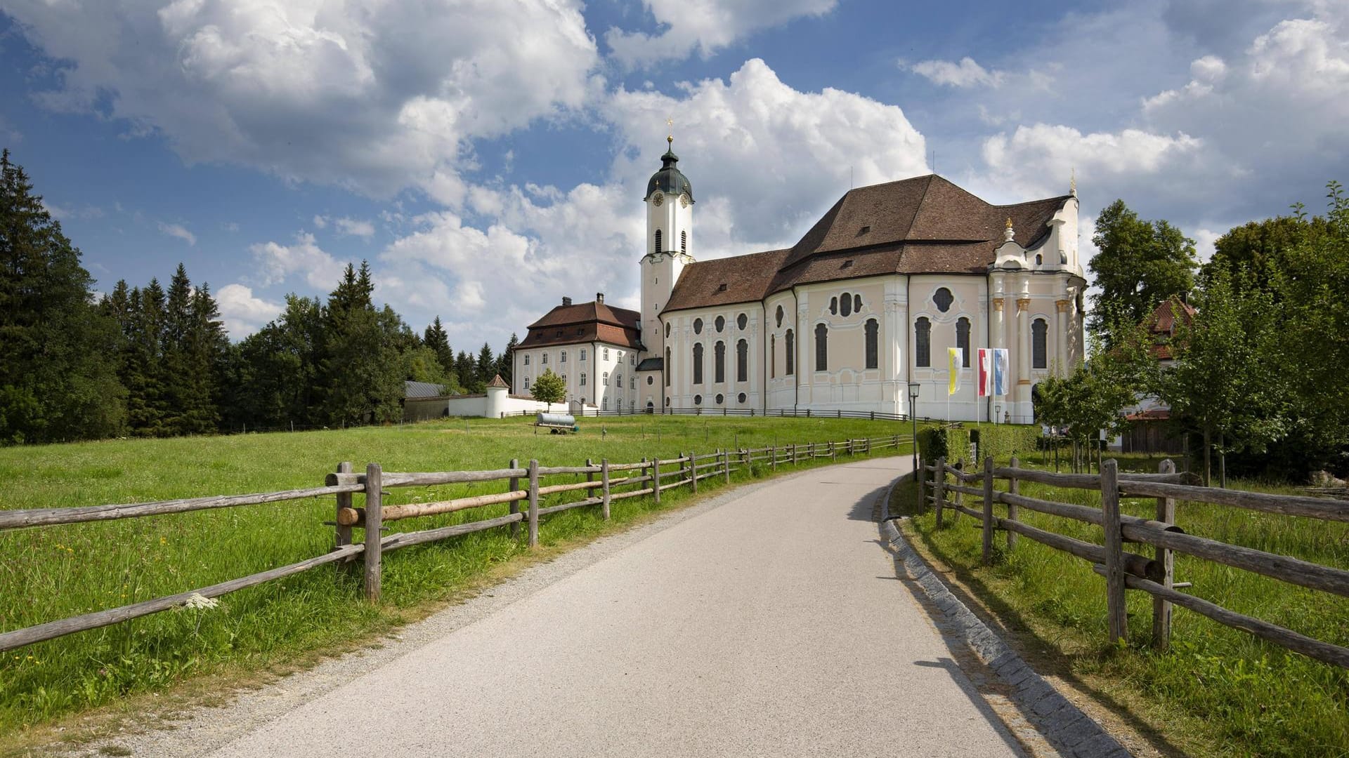 Wallfahrtskirche "Die Wies": Der vollständige Name des Gebäudes lautet "Wallfahrtskirche zum Gegeißelten Heiland auf der Wies".