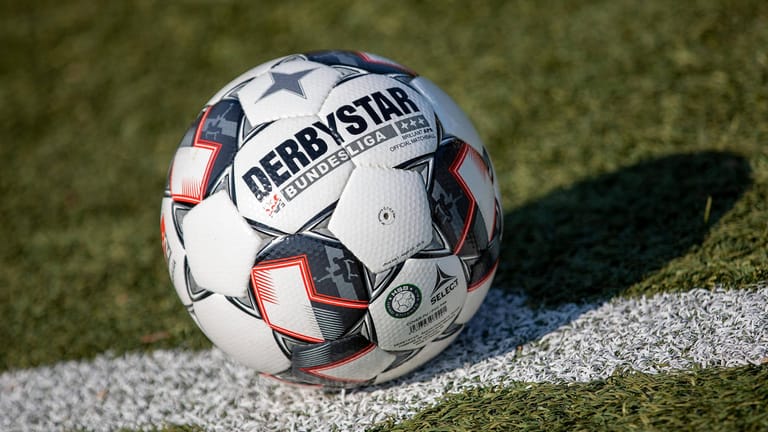 Bundesliga-Ball (Symbolfoto): Die DFL will entscheiden, ob und wie es mit der Fußball-Saison weitergeht.