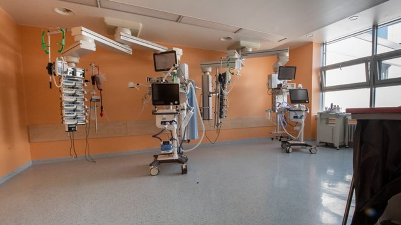 Ein leeres Zimmer mit Beatmungsgeräten für Corona-Patienten.