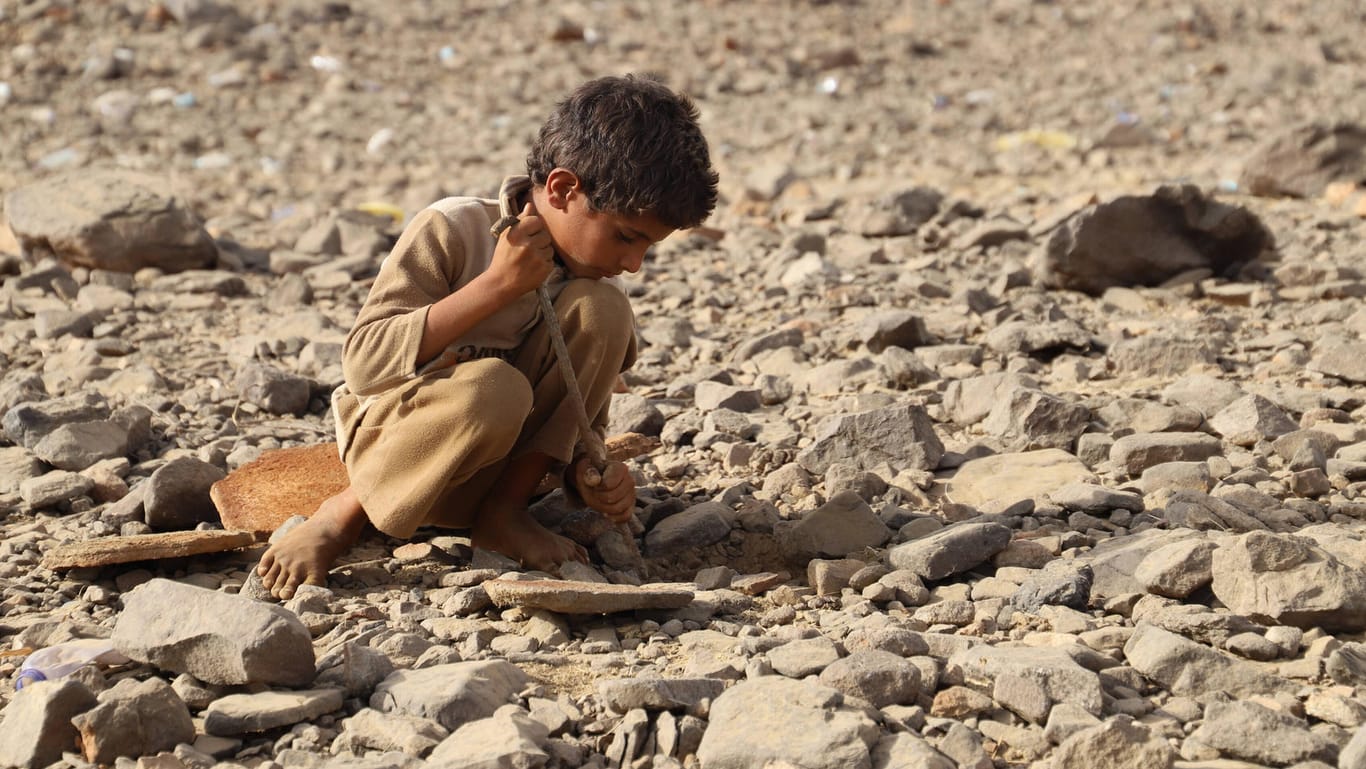 Ein Kind in einem Flüchtlingscamp im Jemen: Die Lebensbedingungen in dem Land sind schlecht.