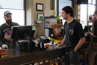 Verkäufer und Kunde in einem Geschäft in South Dakota: Ladenschließungen oder Kontaktverbote gibt es in dem US-Bundesstaat bisher nicht.