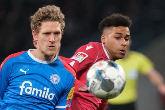 Johannes van den Bergh (l) verlängerte seinen Vertrag bei den Kielern.