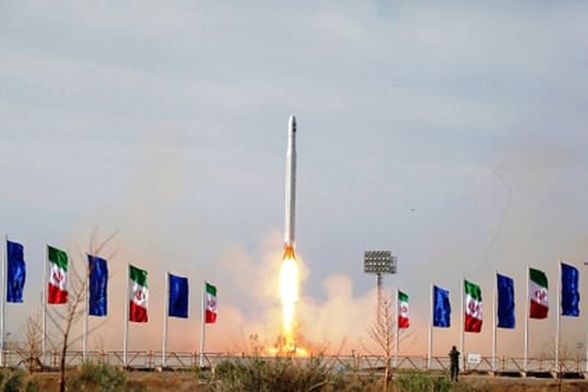 Eine iranische Rakete mit einem Satelliten an Bord startet von einem unbekannten Standort, von dem angenommen wird, dass er in der iranischen Provinz Semnan liegt.