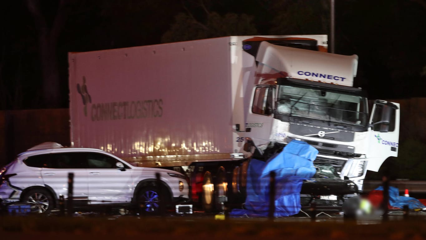 Bei einem Unfall in Melbourne sind vier Polizisten gestorben: Ein Laster ist in eine Kontrolle gerast.