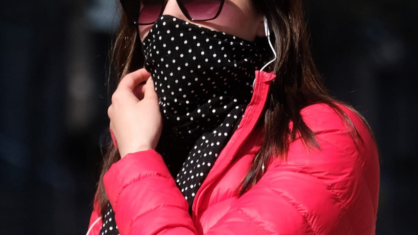Alternativ zur Maske: Man kann Mund, Nase und Wangen auch mit einem Schal oder Tuch bedecken.