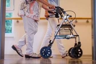Altenpflegekräfte sollen für ihre wichtige Arbeit während der Corona-Krise eine Sonderprämie bekommen.