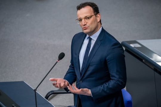 Jens Spahn kann sich weiterhin Geisterspiele in der Fußball-Bundesliga vorstellen.