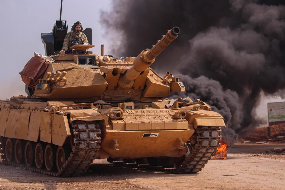 Syrien: Ein türkischer Panzer ist in der syrischen Provinz Idlib unterwegs.