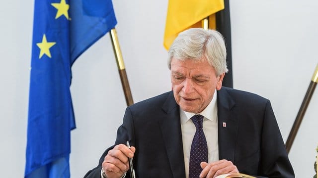 Volker Bouffier glaubt an eine Fortsetzung der Bundesliga.
