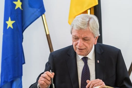 Volker Bouffier glaubt an eine Fortsetzung der Bundesliga.