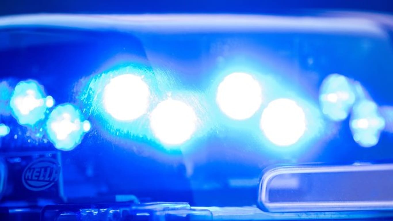 Ein Blaulicht an einer Polizeistreife: Beim Überholen eines Lkw hat eine Frau die Kontrolle über ihr Auto verloren.