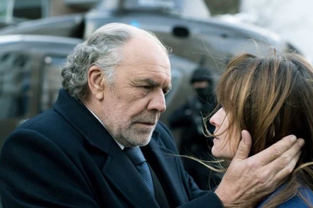 Borchert (Christian Kohlund) kümmert sich um seine Chefin Dominique Kuster (Ina Paule Klink).