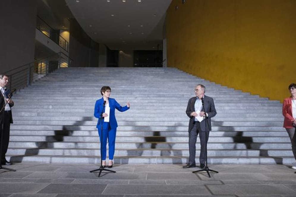 CSU-Chef Markus Söder (l-r), die CDU-Vorsitzende Annegret Kramp-Karrenbauer, sowie die Co-Vorsitzenden der SPD, Norbert Walter-Borjans und Saskia Esken, sprechen nach der Sitzung zu Journalisten.