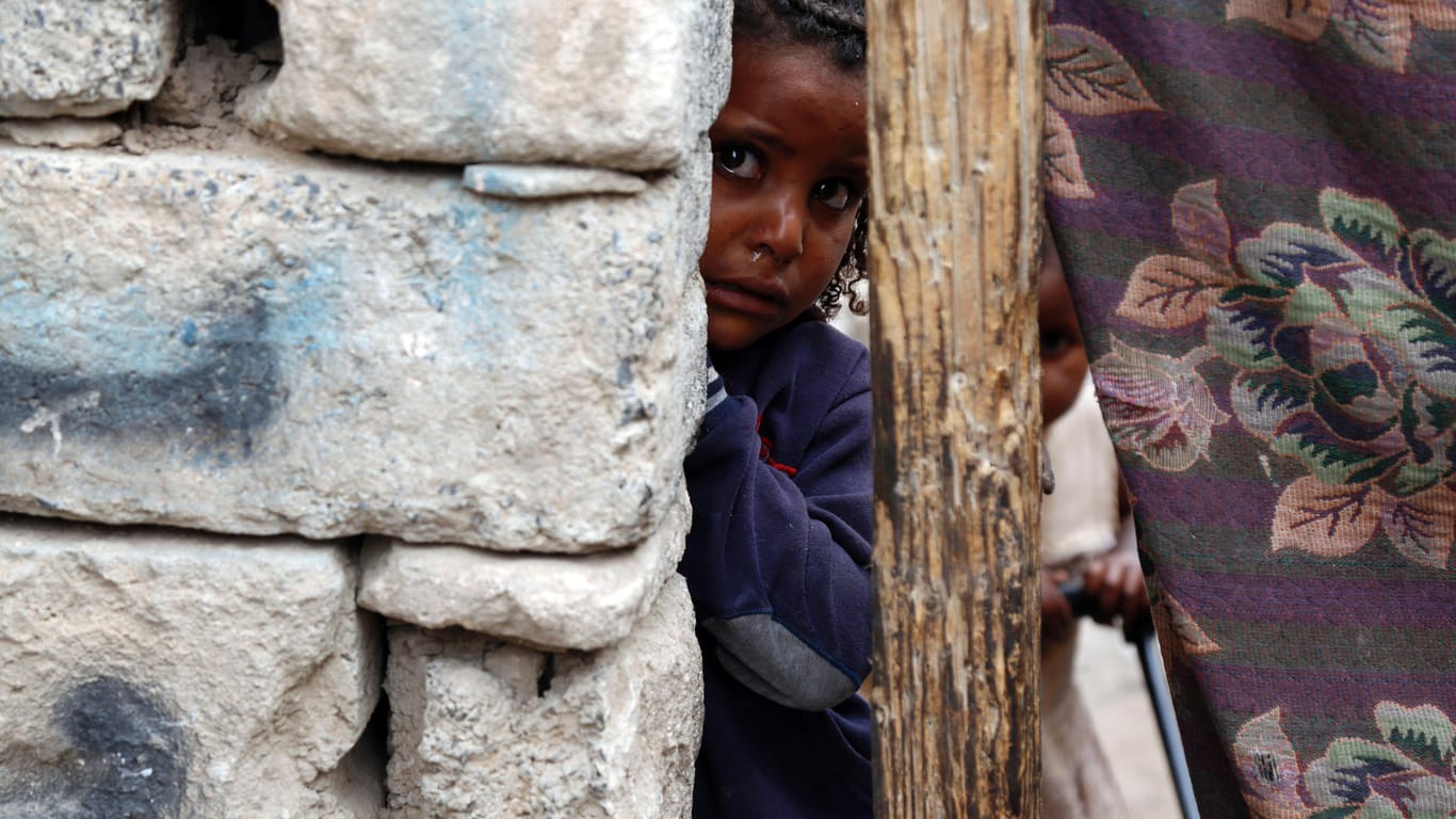 Ein Mädchen in einem Slum in der umkämpften jemenitischen Hauptstadt Sanaa.