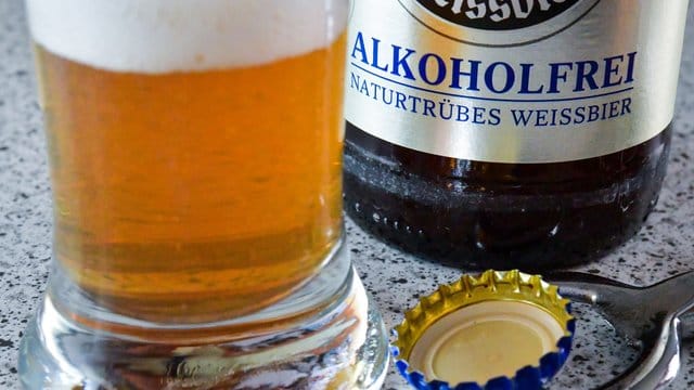 Alkoholfreies Bier findet immer mehr Abnehmer: Der Marktanteil an der gesamten Produktion stieg im vergangenen Jahr in Deutschland auf rund 7,3 Prozent.