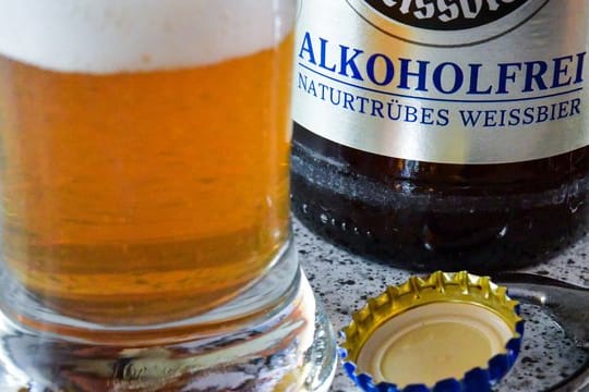 Alkoholfreies Bier findet immer mehr Abnehmer: Der Marktanteil an der gesamten Produktion stieg im vergangenen Jahr in Deutschland auf rund 7,3 Prozent.