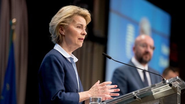 EU-Kommissionspräsidentin Ursula von der Leyen und EU-Ratschef Charles Michel geben nach der Videokonferenz eine Pressekonferenz in Brüssel. EU-Kommissionspräsidentin Ursula von der Leyen und EU-Ratschef Charles Michel geben nach der Videokonferenz eine Pressekonferenz in Brüssel.