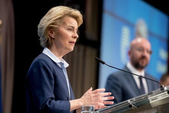 EU-Kommissionspräsidentin Ursula von der Leyen und EU-Ratschef Charles Michel geben nach der Videokonferenz eine Pressekonferenz in Brüssel.